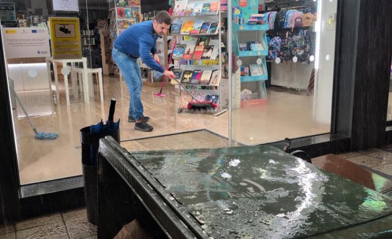 Locales inundados, contenedores flotando y calles cortadas por las intensas lluvias en Avilés