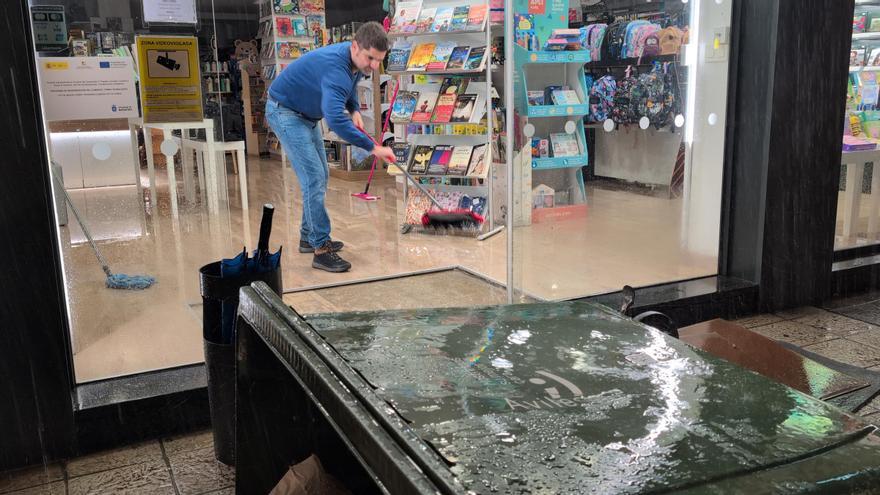 Locales inundados, contenedores flotando y calles cortadas por las intensas lluvias en Avilés