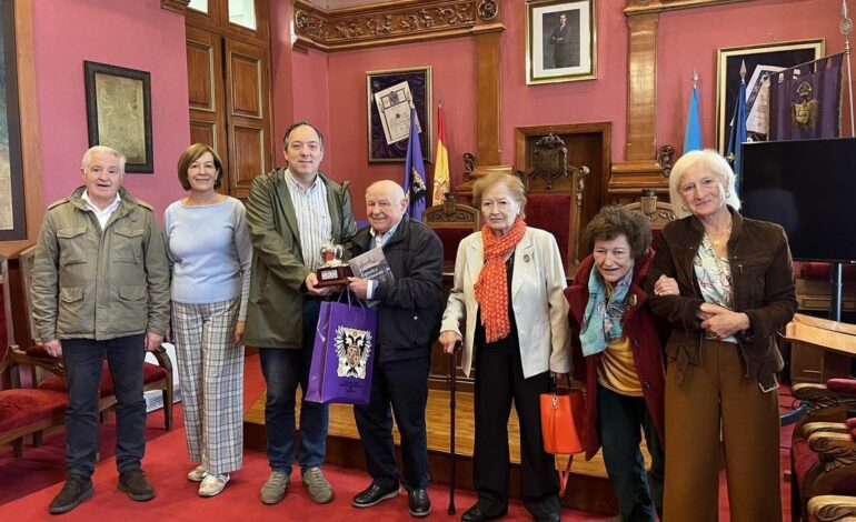 Villaviciosa reconoce al gestor Cándido Cambiella y proyecta «La tragedia de la Bounty», la primera película que se vio en el teatro en 1945