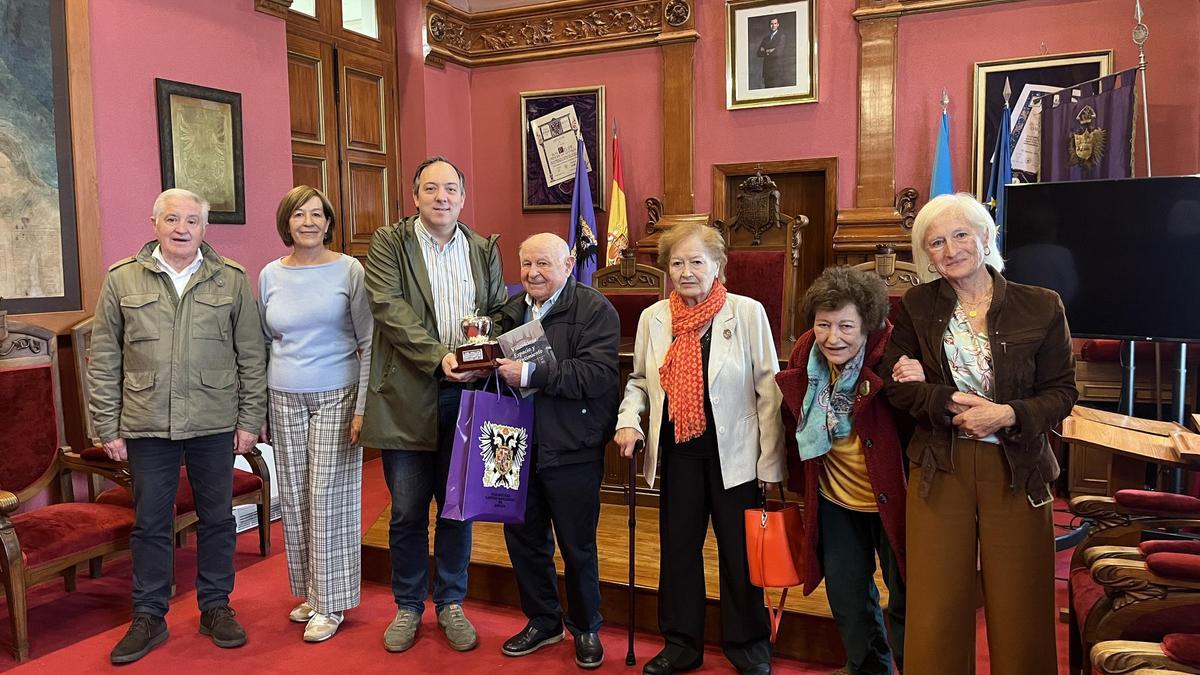 Villaviciosa reconoce al gestor Cándido Cambiella y proyecta «La tragedia de la Bounty», la primera película que se vio en el teatro en 1945