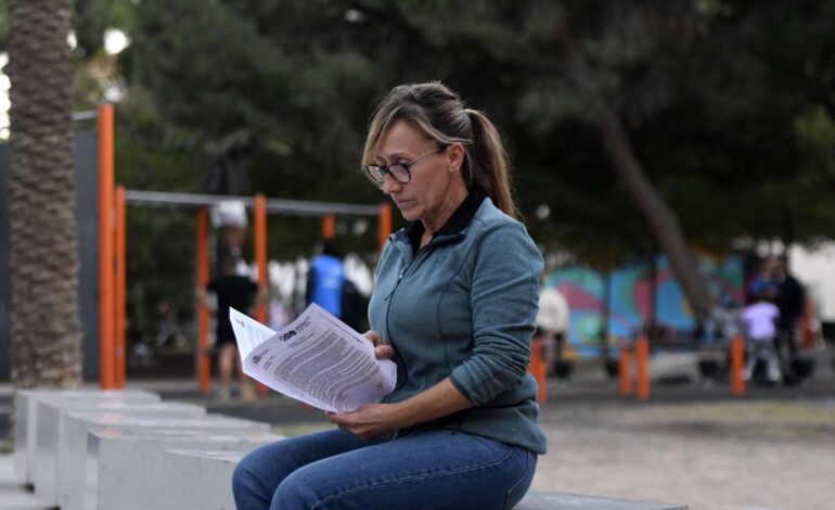 La cogieron y se la intentaron llevar en los brazos