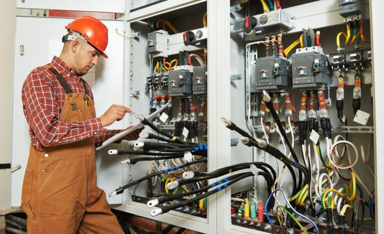 “Me electrocuté, rodé por la escalera y desperté en el balcón”: la cara oculta del oficio que España necesita y pocos quieren hacer