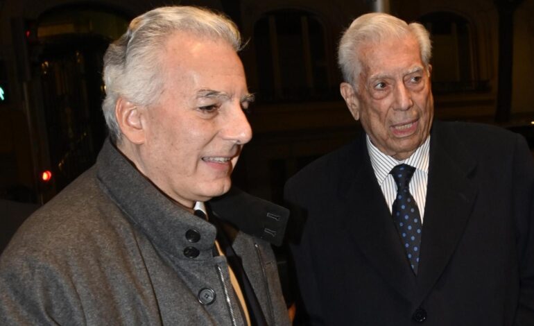 Álvaro Vargas Llosa solicita formalmente el título nobiliario que el rey emérito Juan Carlos I concedió a su padre, Mario