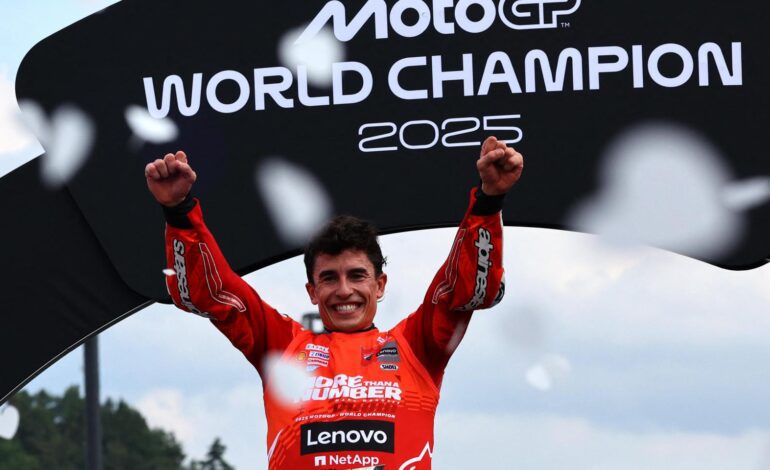 Mientras todos bebían champagne, él…