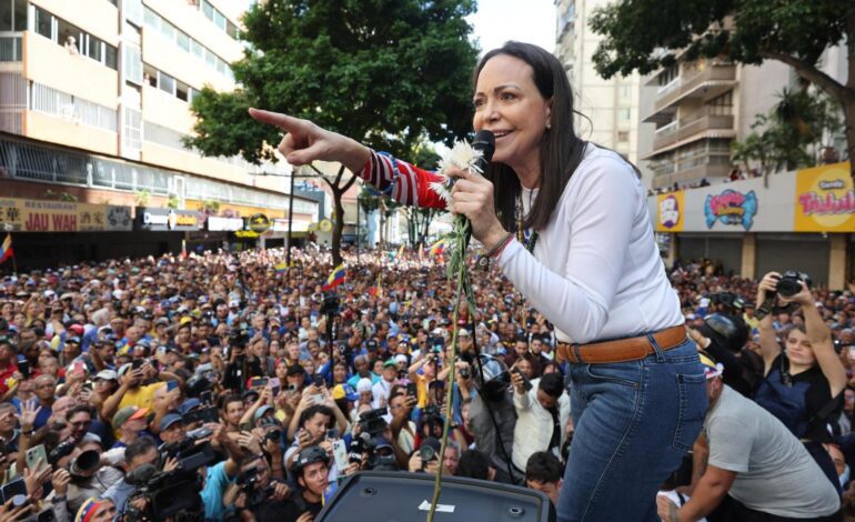 Corina Machado asegura que «la hora decisiva es inminente» y pide a los militares venezolanos «bajar las armas»