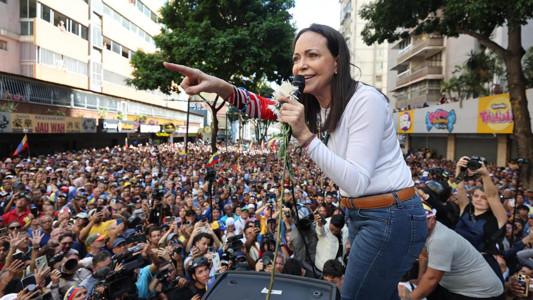 Corina Machado asegura que «la hora decisiva es inminente» y pide a los militares venezolanos «bajar las armas»