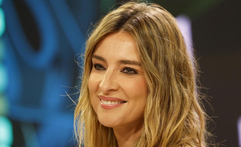 Corre a Zara para hacerte con el conjunto de estampado floral que Sandra Barneda no se quita