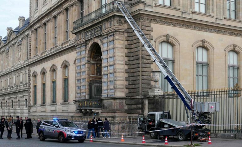 La Policía de París detiene al cuarto integrante de la banda que robó las joyas del Museo del Louvre y a otros tres cómplices