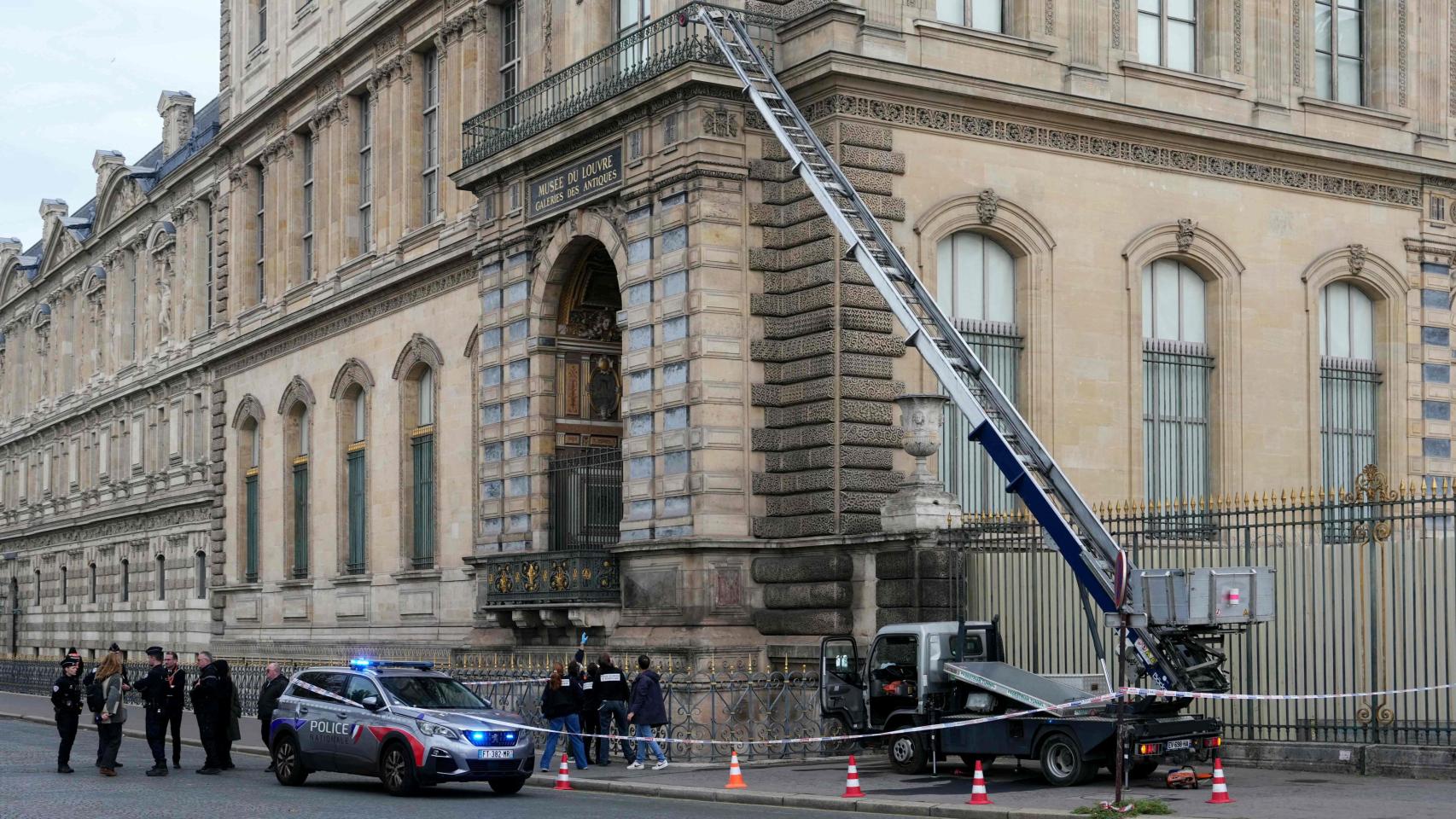 La Policía de París detiene al cuarto integrante de la banda que robó las joyas del Museo del Louvre y a otros tres cómplices