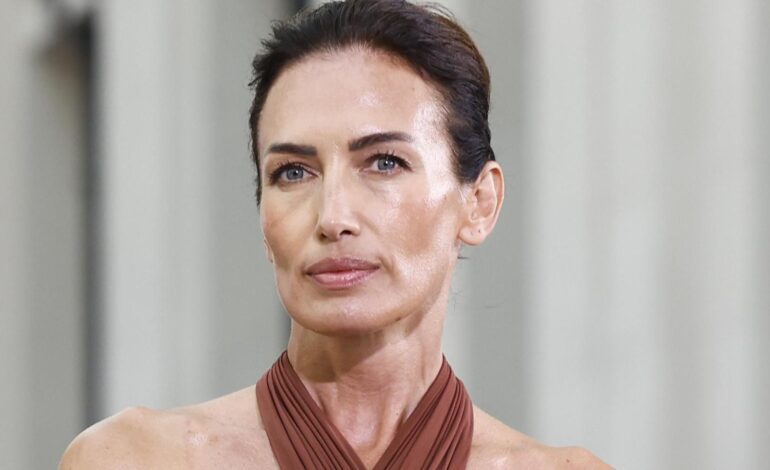 El traje de rayas de Nieves Álvarez con el que te convertirás en la mujer más elegante del estilo working