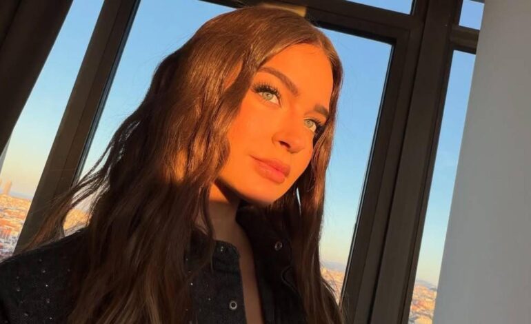 pantalón de pinzas y camisa con apliques desabrochada