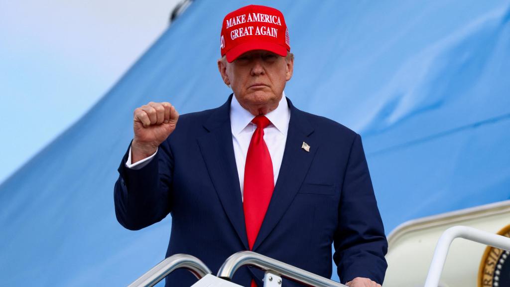 Donald Trump se despide de su gira asiática con su característica gorra.