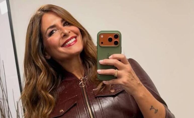 Cómo convertir el vestido de piel de Nuria Roca en una prenda comodín del otoño