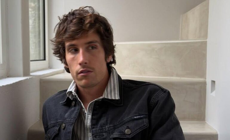 es de cuello en V y firma francesa