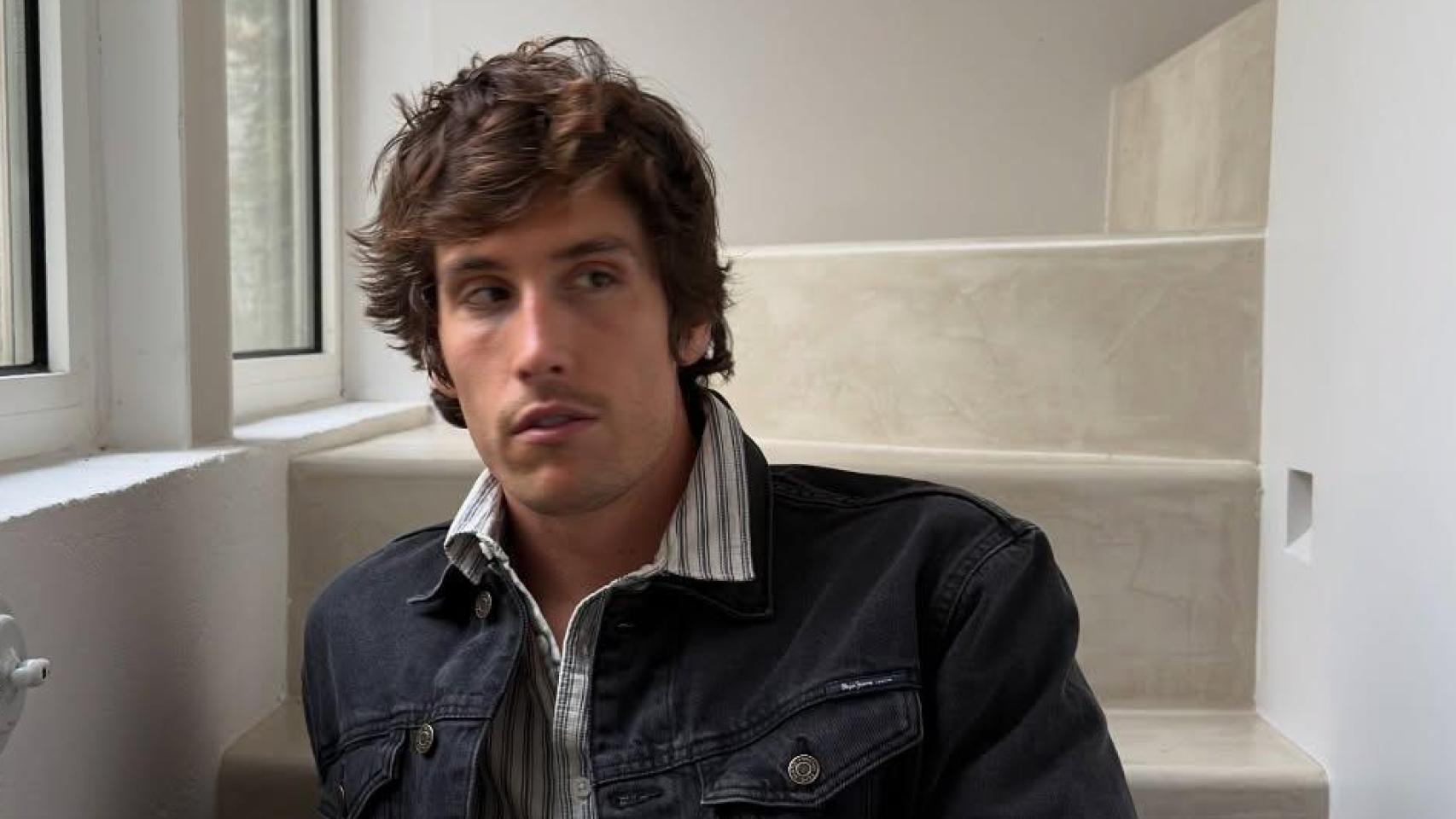 es de cuello en V y firma francesa