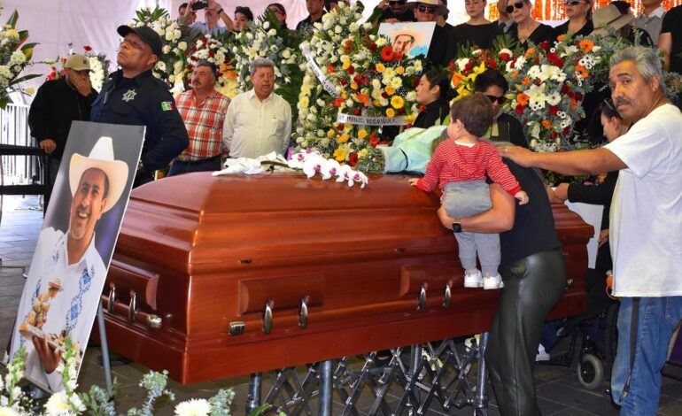 El asesinato de un alcalde crítico con el crimen organizado y la política de Sheinbaum desata la indignación en México