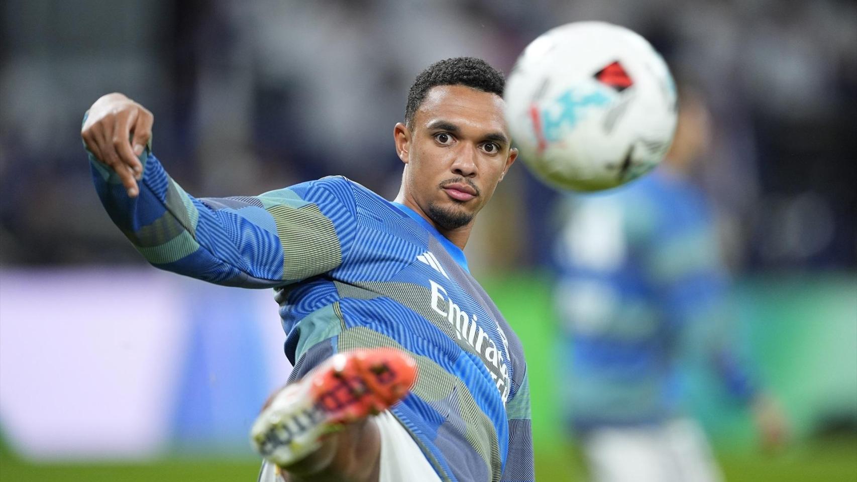 entre largas clases de español y la fría recepción que le espera en Anfield