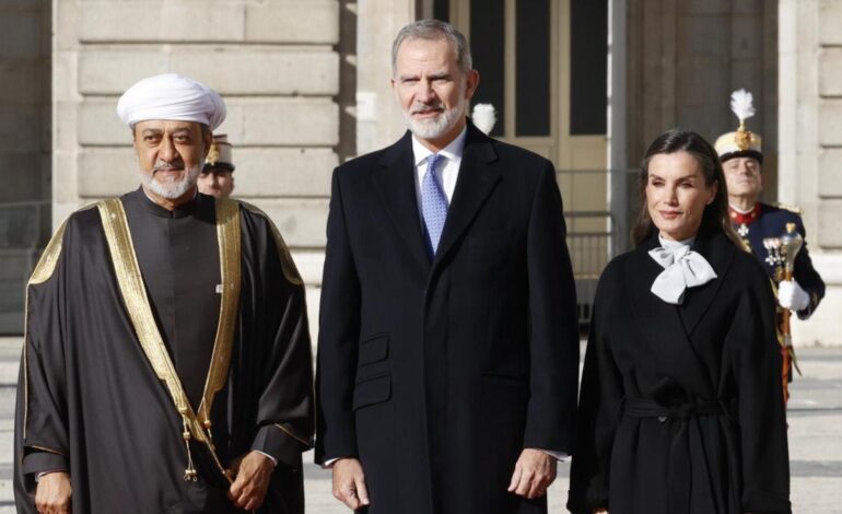 Felipe VI y Letizia reciben al sultán de Omán en el Palacio Real de Madrid seis meses después de aplazar la visita