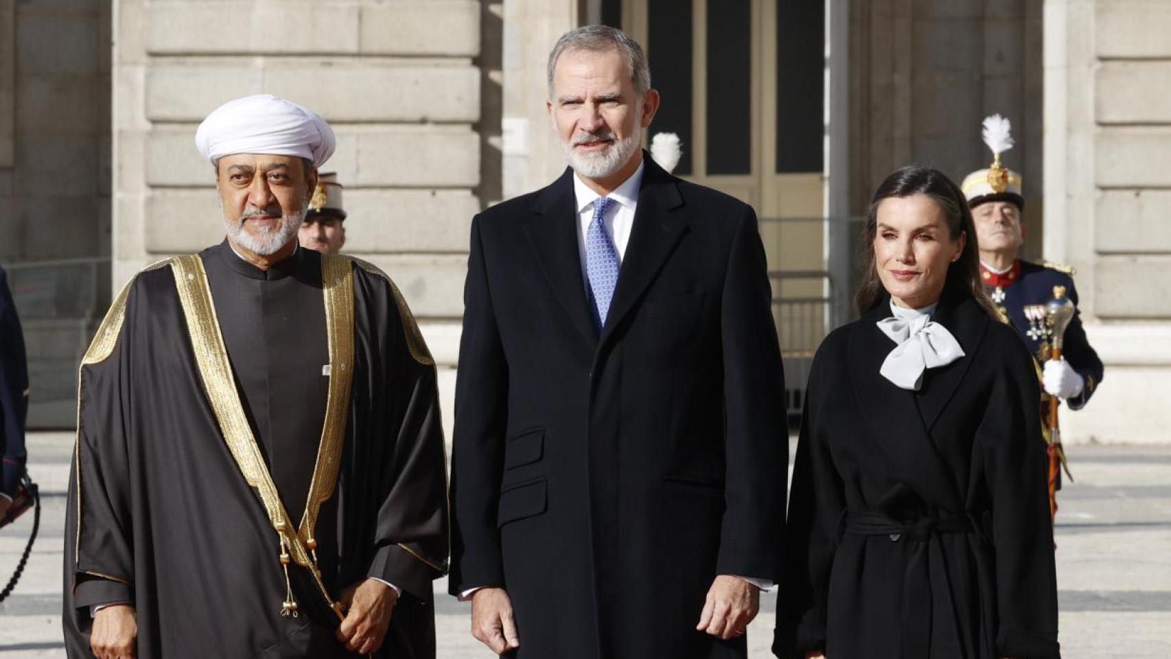Felipe VI y Letizia reciben al sultán de Omán en el Palacio Real de Madrid seis meses después de aplazar la visita
