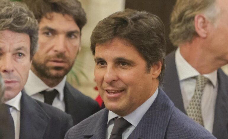 El frío y distante reencuentro entre Francisco Rivera y su hermano Cayetano en el último adiós al torero Rafael de Paula