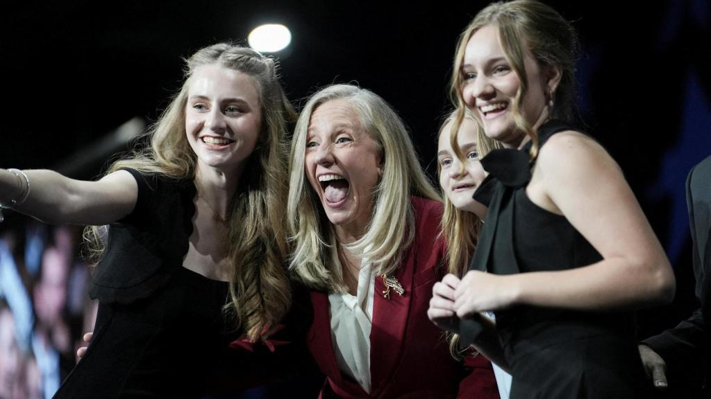 La demócrata Abigail Spanberger con su familia en el escenario después de su discurso de victoria.