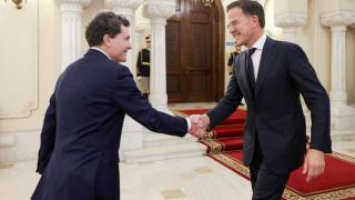 El jefe de la OTAN, Mark Rutte, y el presidente rumano, Nicosur Dan, durante su reunión este miércoles en Bucarest.