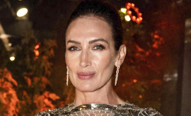 Nieves Álvarez eleva el traje masculino con un diseño impecable de Roberto Verino