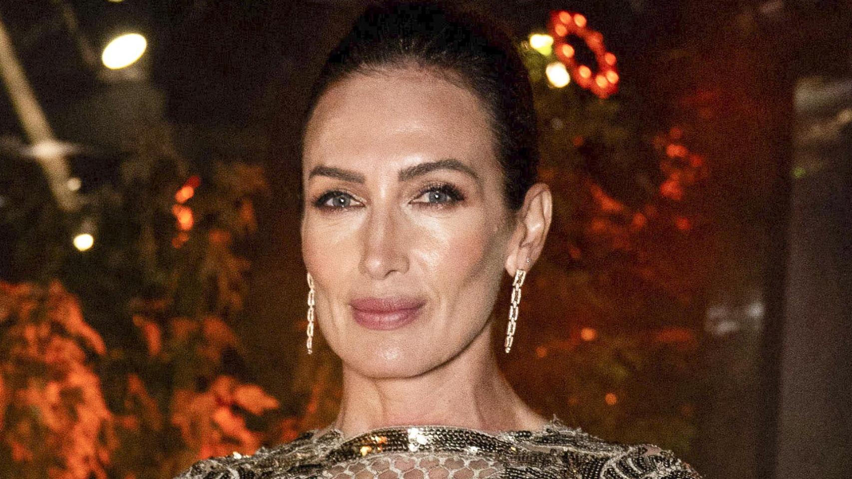 Nieves Álvarez eleva el traje masculino con un diseño impecable de Roberto Verino