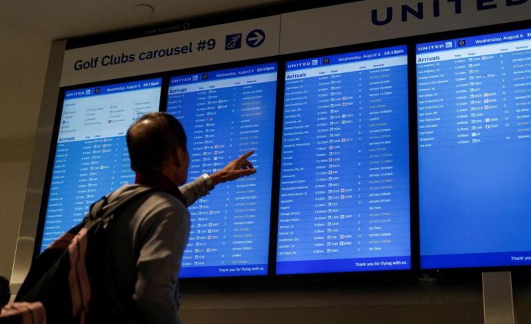 EEUU reduce un 10% el tráfico aéreo en 40 aeropuertos ante la escasez de 2.000 controladores por el cierre de Gobierno