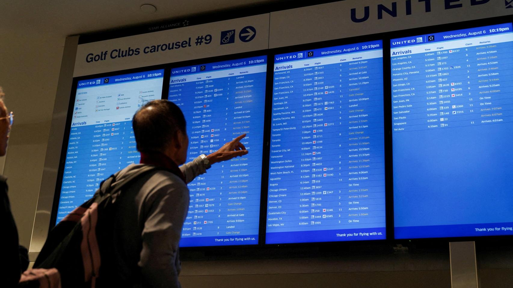 EEUU reduce un 10% el tráfico aéreo en 40 aeropuertos ante la escasez de 2.000 controladores por el cierre de Gobierno