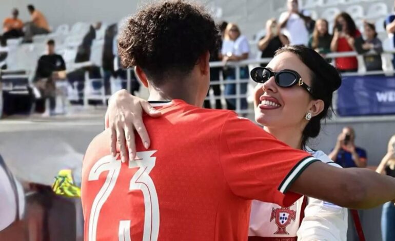 disfruta del fútbol en tacones y vestida de Valentino y Cartier