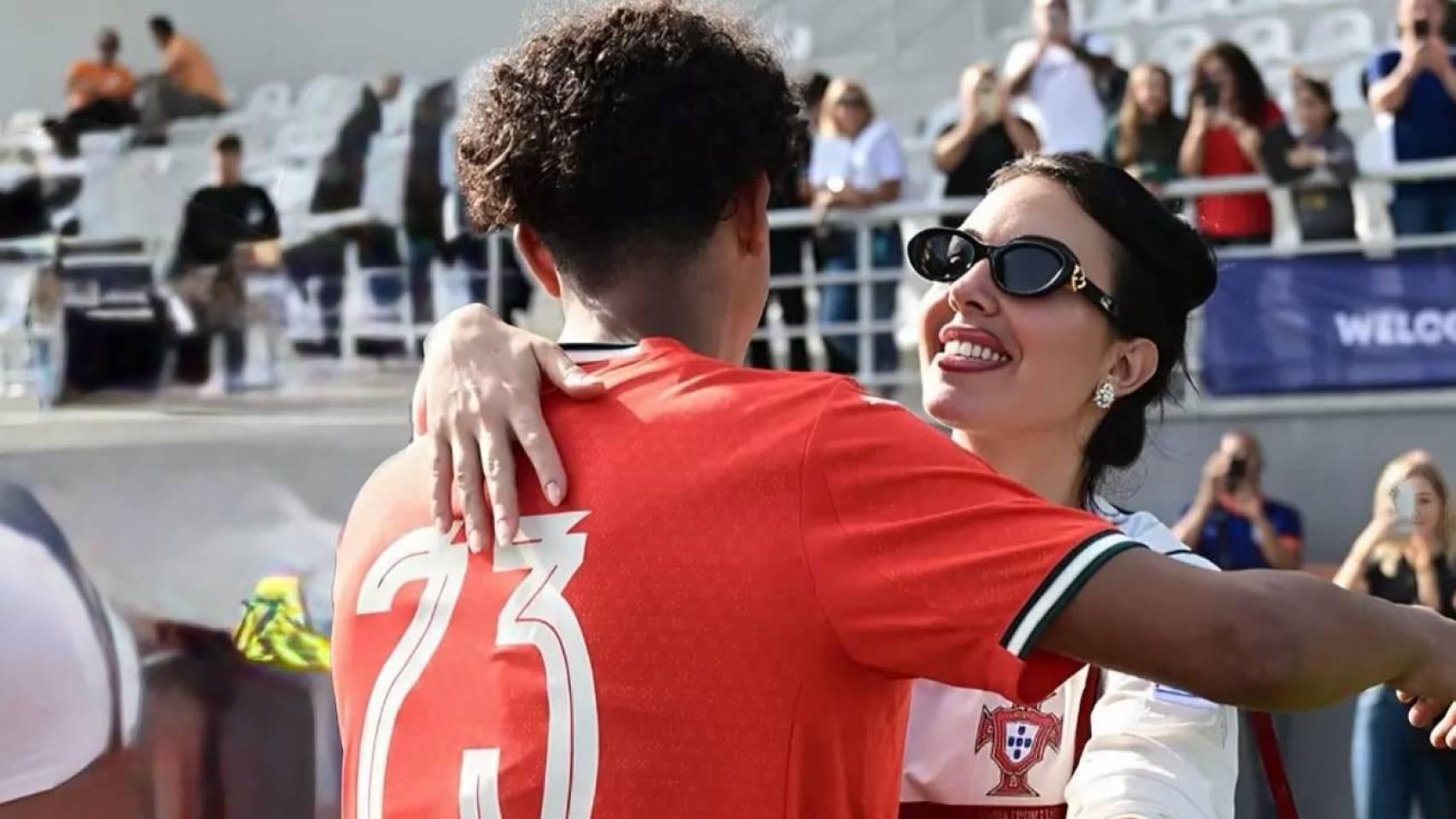 disfruta del fútbol en tacones y vestida de Valentino y Cartier