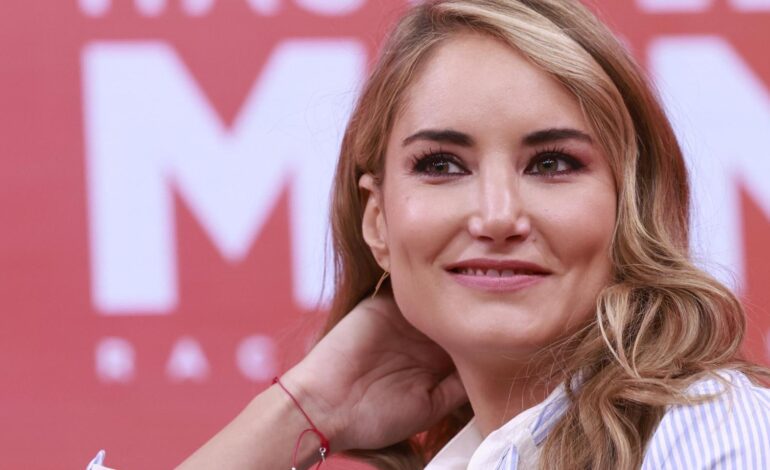 Alba Carrillo deslumbra con un look otoñal coronado por un bolso artesanal ‘made in Spain’