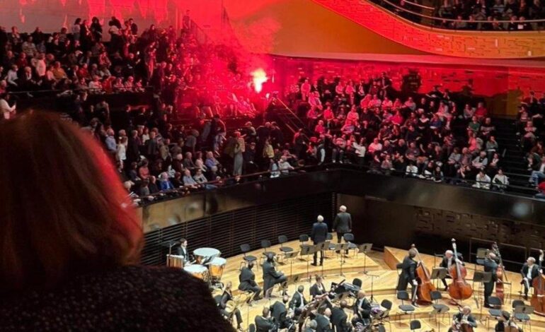 Bengalas, agresiones y gritos de boicot contra la Orquesta Filarmónica de Israel en París por Gaza: hay cuatro detenidos