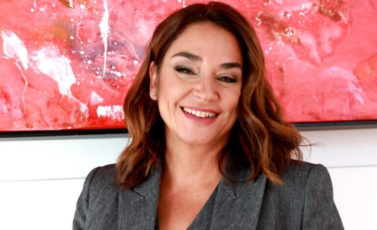 su agencia de representación de artistas junto a dos amigas