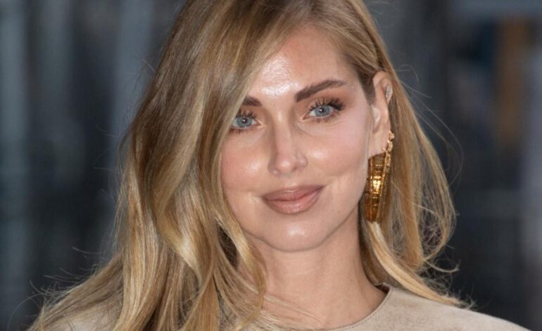 vaquero blanco, jersey a juego y blazer negro de pana