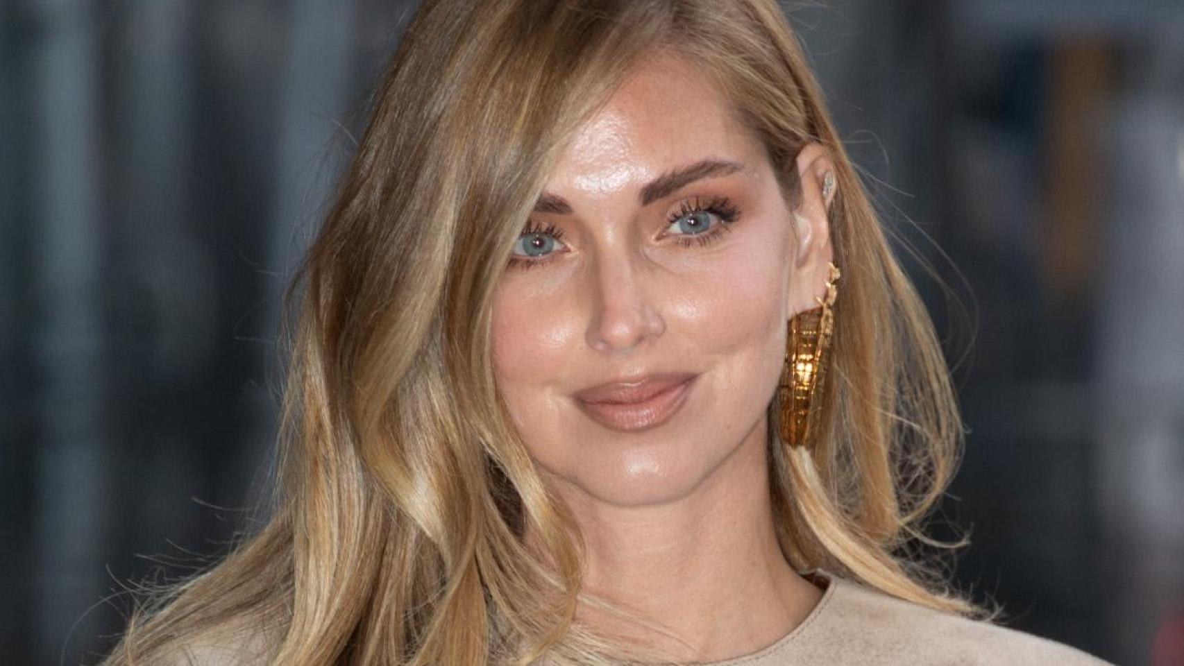 vaquero blanco, jersey a juego y blazer negro de pana