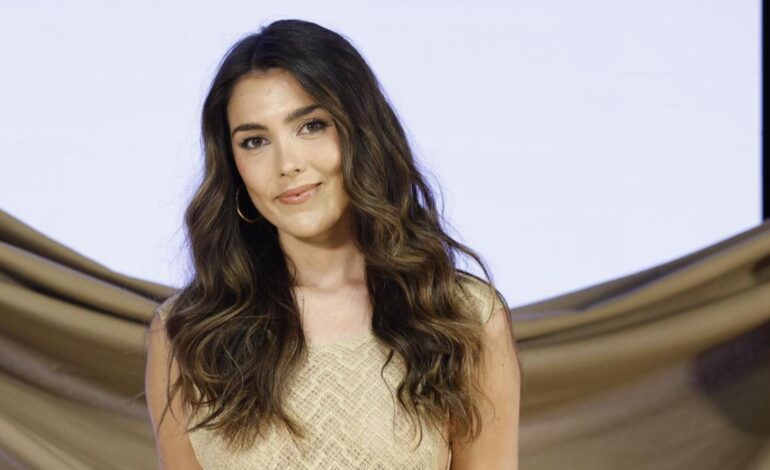 Anna Padilla marca tendencia con una chaqueta de cuero sintético oversize de Mango