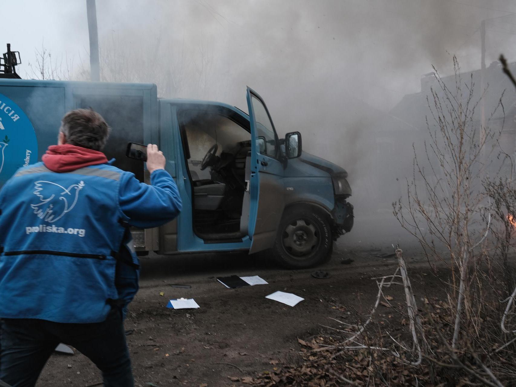 Un dron ruso ataca en Ucrania un vehículo humanitario identificado en el que viajaba la corresponsal de El Español