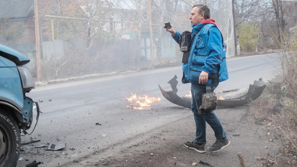 El trabajador humanitario Evgeny Tkachev documenta con su teléfono el estado del vehículo de evacuación Proliska momentos después del ataque ruso.