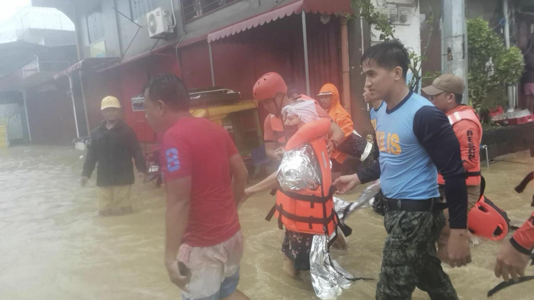 Al menos dos muertos y casi un millón de evacuados por la llegada del supertifón Fung-wong a la costa de Filipinas
