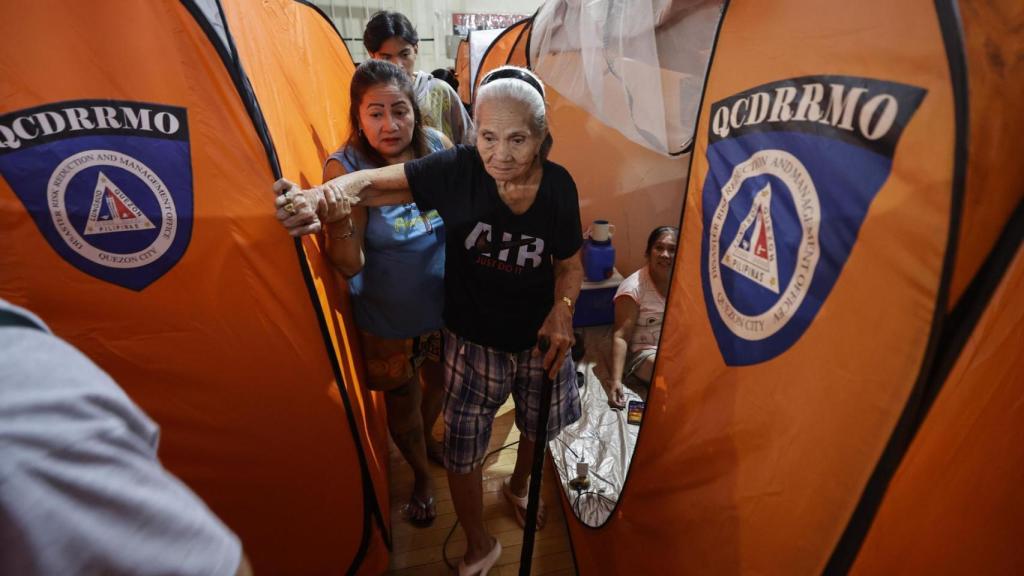 Los residentes de un distrito propenso a inundaciones llegan a un centro de evacuación establecido en previsión del tifón Fung-Wong en Quezon City, Metro Manila, Filipinas, el 9 de noviembre de 2025.