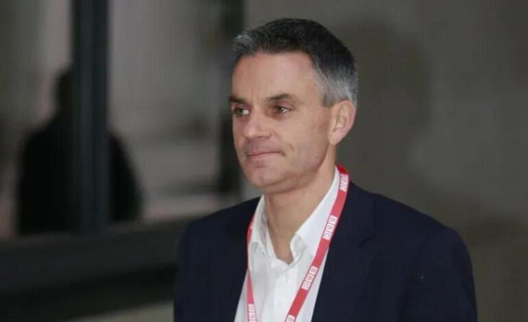 Dimite el director general de la BBC, Tim Davie, tras un informe interno que acusaba a la cadena de tener un sesgo anti-Trump