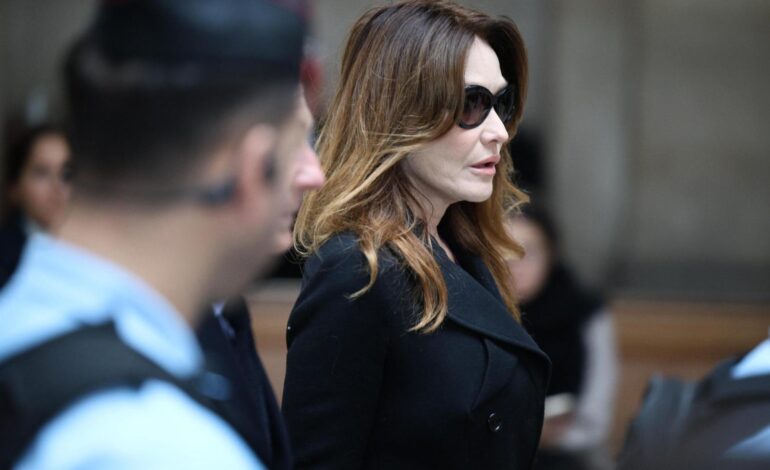 Carla Bruni, demacrada y oculta tras unas gafas de sol, acompaña a Nicolás Sarkozy a casa tras 20 días en prisión