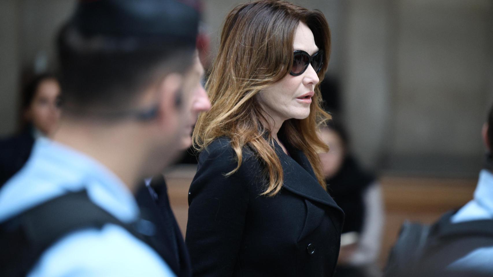 Carla Bruni, demacrada y oculta tras unas gafas de sol, acompaña a Nicolás Sarkozy a casa tras 20 días en prisión