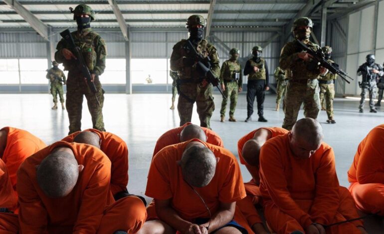 Noboa emula a Bukele y abre una megacárcel para combatir la violencia entre bandas que azota las prisiones de Ecuador