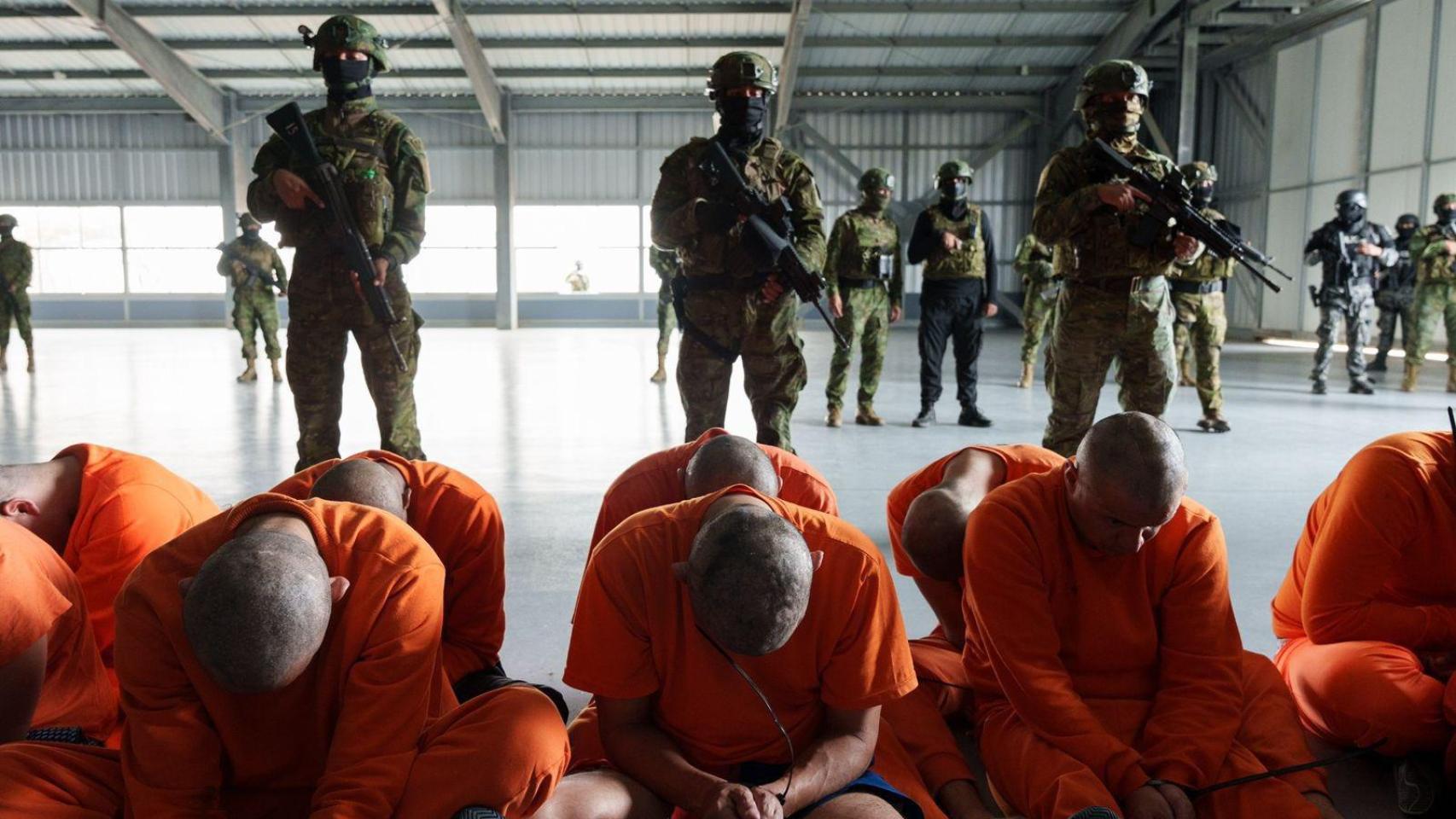 Noboa emula a Bukele y abre una megacárcel para combatir la violencia entre bandas que azota las prisiones de Ecuador