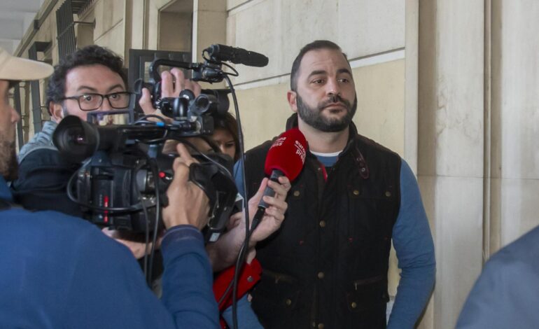 Antonio Tejado comparece ante el juez para recoger el auto de apertura del juicio oral por el robo a su tía, María del Monte