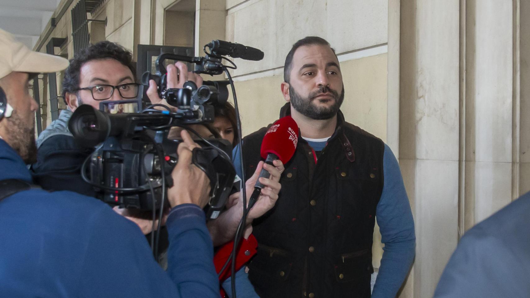 Antonio Tejado comparece ante el juez para recoger el auto de apertura del juicio oral por el robo a su tía, María del Monte