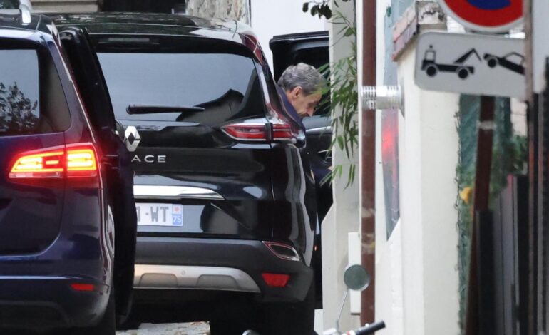 Nicolas Sarkozy llega a su lujosa mansión de París arropado por Carla Bruni y por todos sus hijos tras su salida de prisión